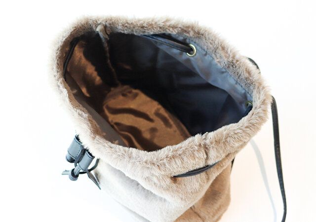 コンジェ ぺイエ アデュー トリステスの2way巾着バッグの裏地