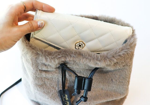 コンジェ ぺイエ アデュー トリステスの2way巾着バッグに長財布を入れた様子