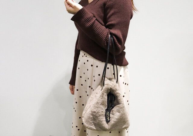 コンジェ ぺイエ アデュー トリステスのふんわりファーの2way巾着バッグ