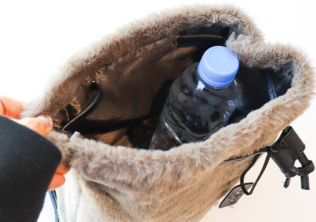 コンジェ ぺイエ アデュー トリステスの2way巾着バッグに500mLペットボトルを入れた様子