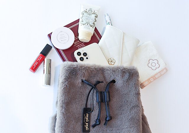 コンジェ ぺイエ アデュー トリステスの2way巾着バッグと荷物