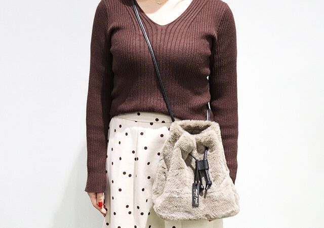 コンジェ ぺイエ アデュー トリステスの2way巾着バッグを斜め掛けした様子