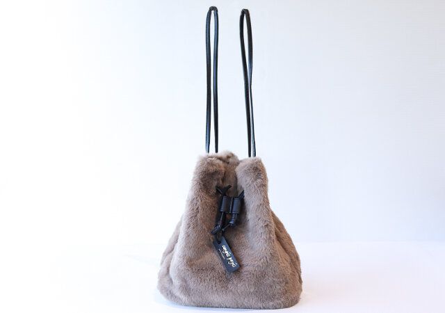 コンジェ ぺイエ アデュー トリステスの2way巾着バッグの全体像