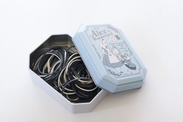 セリアのブリキ缶 8角／アリスに輪ゴムを入れた様子