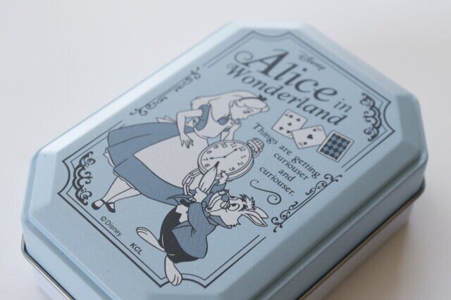 セリアのブリキ缶 8角／アリスのデザイン