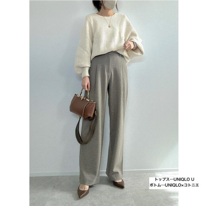 UNIQLO and COMPTOIR DES COTONNIERSのベージュの「ブラッシュドジャージータックワイドパンツ」
