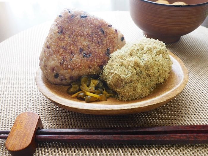 お皿に盛りつけたおにぎり