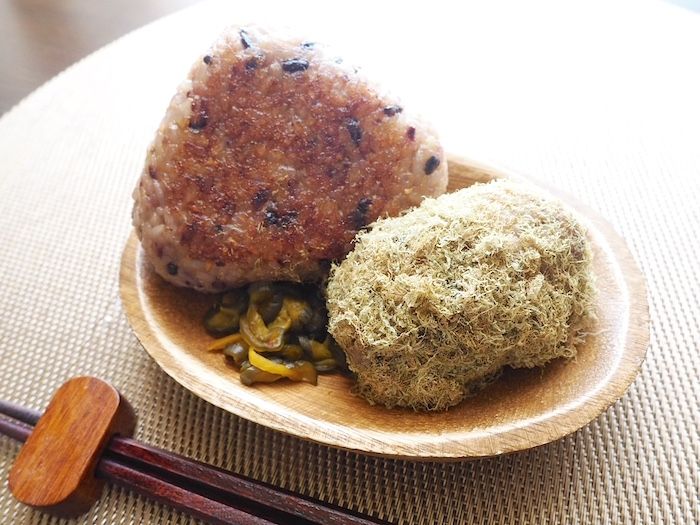 おにぎりをお皿にもりつける