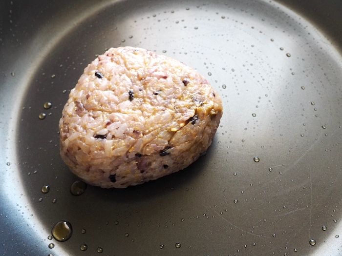 両面をこんがりとフライパンで焼く