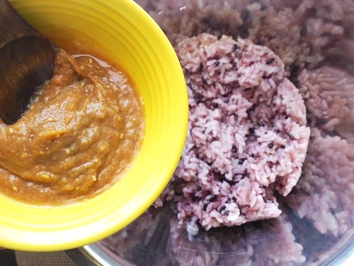 雑穀にタレを混ぜて入れる