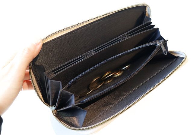 congés payés ADIEU TRISTESSE［コンジェ ぺイエ アデュー トリステス］スマホも入る本格スウェード調長財布のファスナー付きのポケット