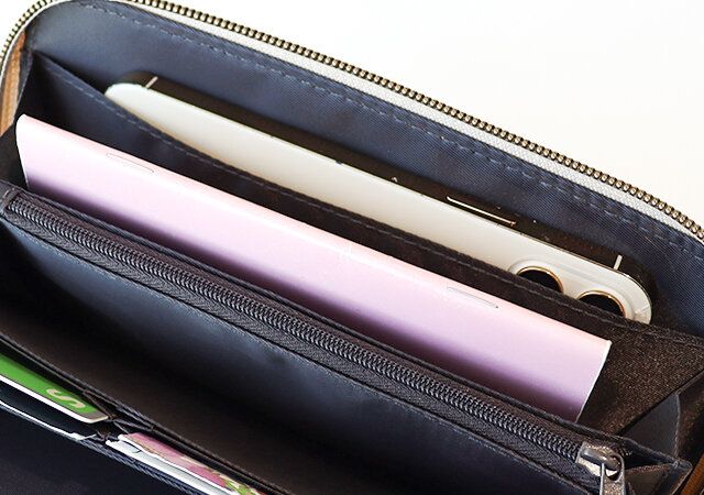 congés payés ADIEU TRISTESSE［コンジェ ぺイエ アデュー トリステス］スマホも入る本格スウェード調長財布の大きさ