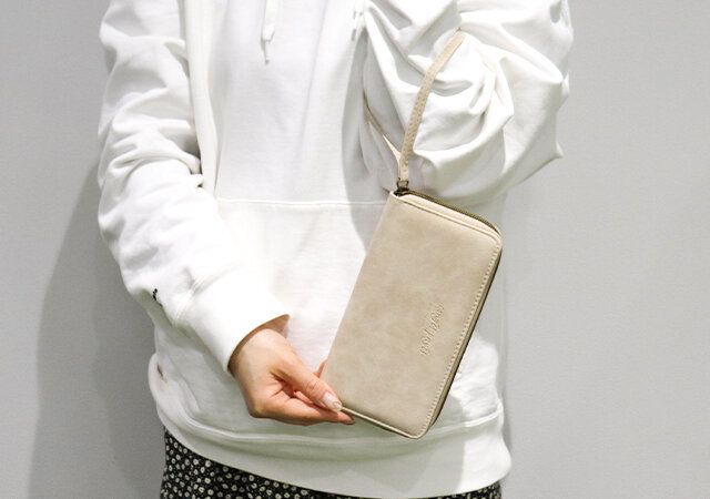 congés payés ADIEU TRISTESSE［コンジェ ぺイエ アデュー トリステス］スマホも入る本格スウェード調長財布はストラップ付で持ち運びやすい