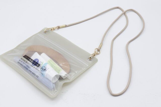 セリアのショルダーストラップ レザー風細幅 110cmをクリアケースに付けた様子