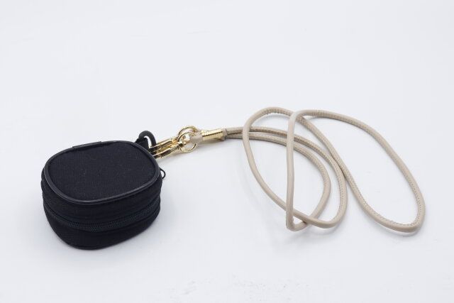 セリアのショルダーストラップ レザー風細幅 110cmを小物入れに付けた様子