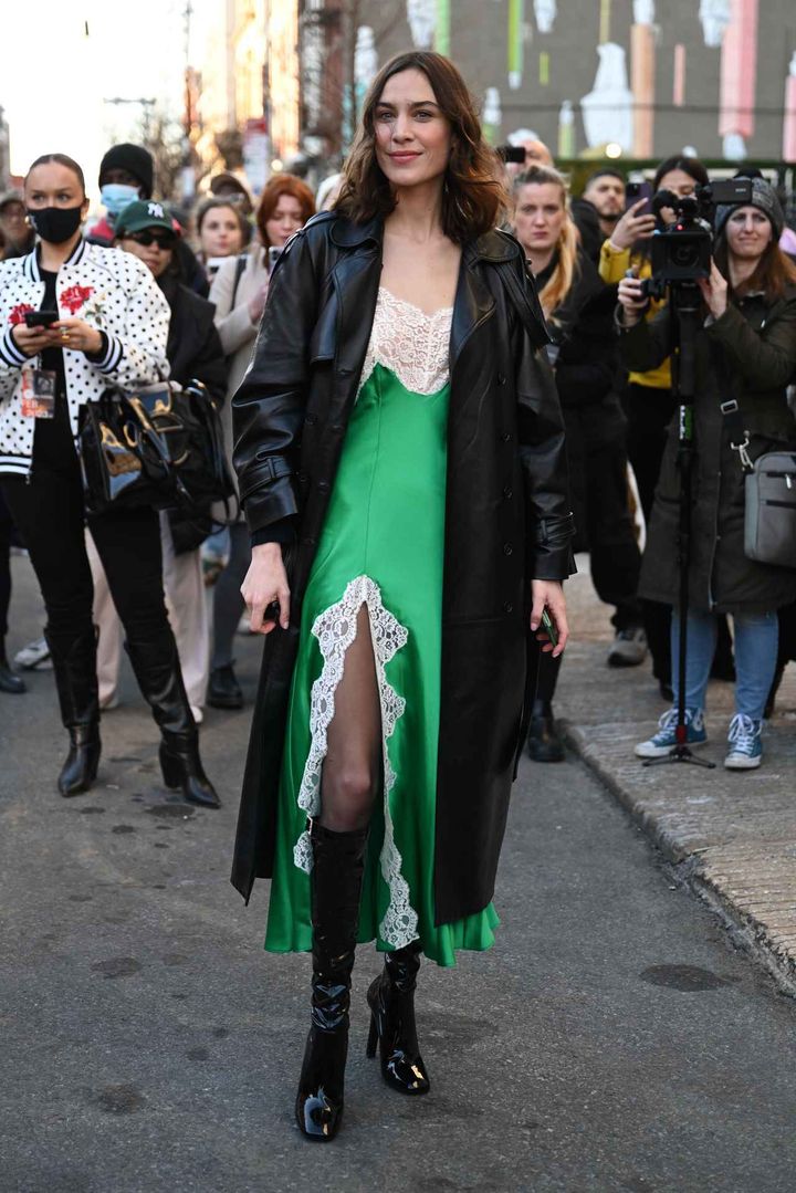 画像: スリット×薄手タイツで女らしさを添えて