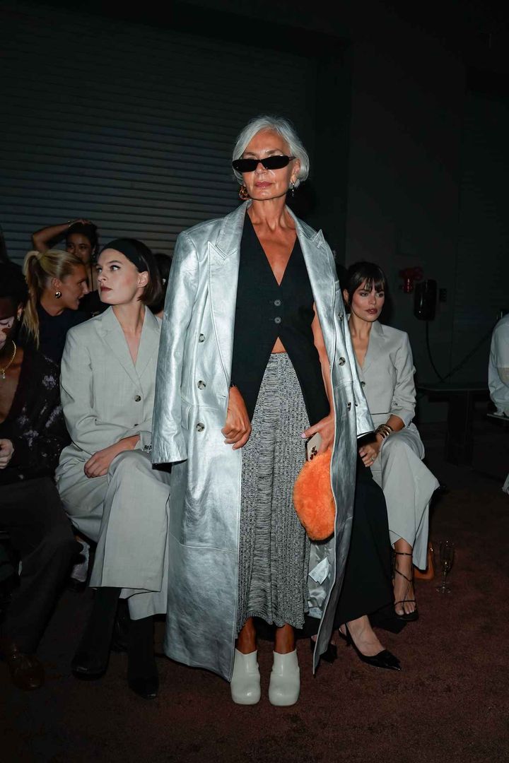 画像: デコルテとお腹の三角地帯をさりげなくチラ見せ