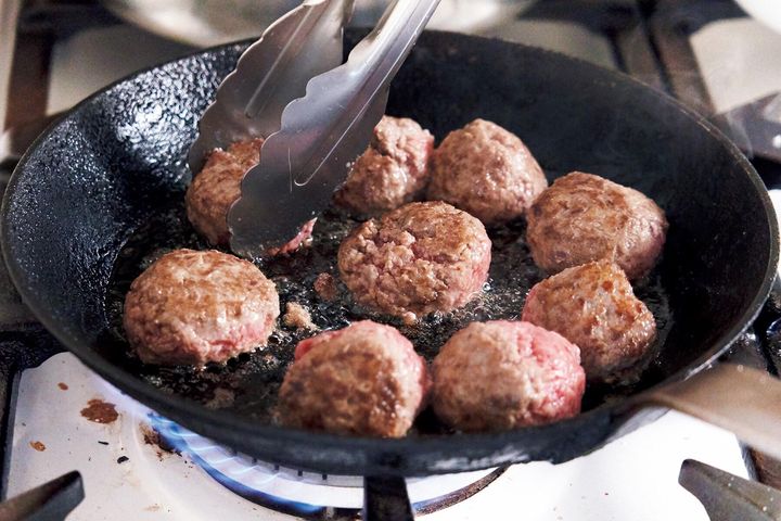 ミートボールを焼く
