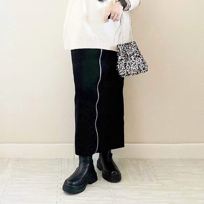 しまむらのブラックの「スエードジップナロースカート」