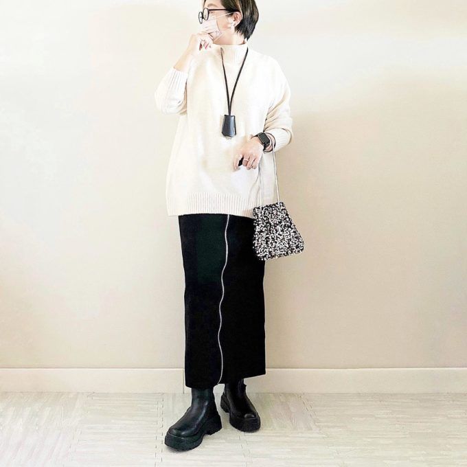 ハイネックニット×しまむらのブラックの「スエードジップナロースカート」