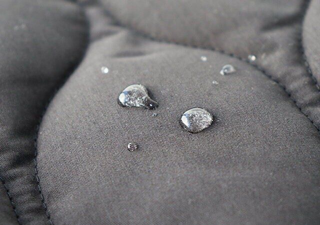 三日月ショルダーバッグは撥水加工生地