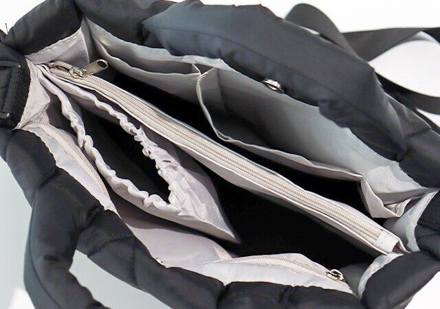 A. STANDARD［エースタンダード］整理上手なキルティングショルダーバッグはポケットや仕切りが多い