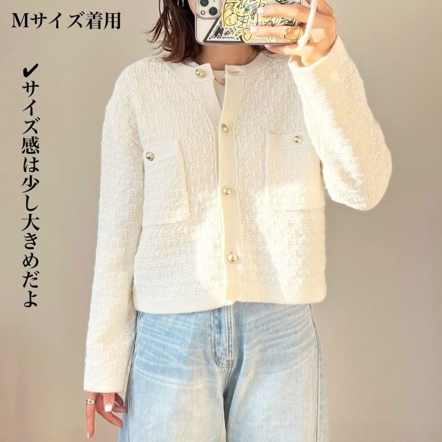 ダブルポケットニットジャケットを着用している