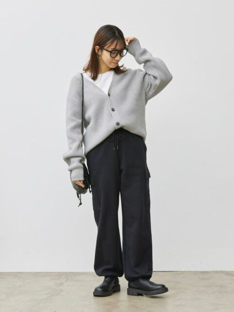 黒カーゴパンツのコーデ