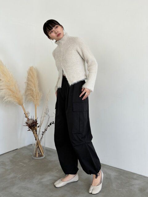 黒カーゴパンツのコーデ