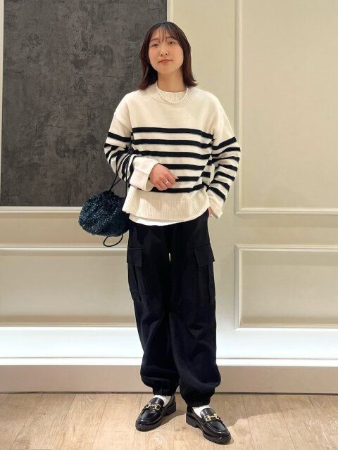 黒カーゴパンツのコーデ