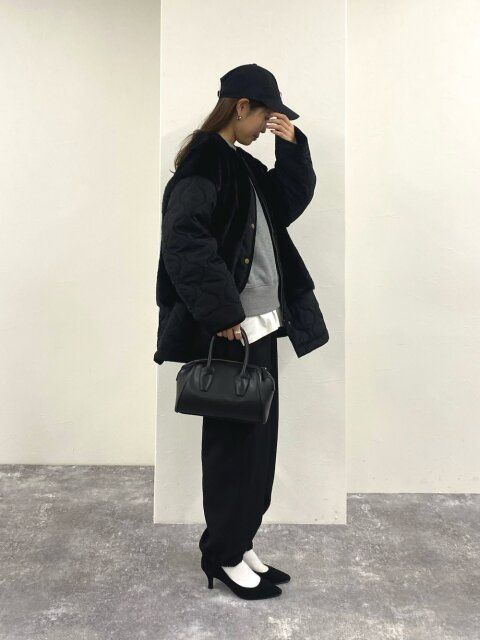 黒カーゴパンツのコーデ