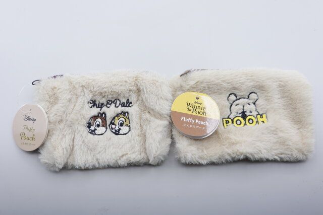 セリアのチップ＆デール ふんわりポーチ とプー ふんわりポーチの商品タグ