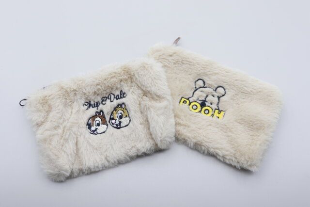 セリアのチップ＆デール ふんわりポーチとプー ふんわりポーチのデザイン