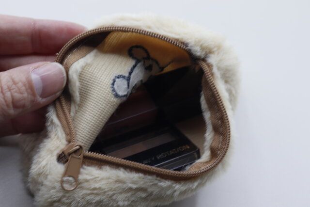 セリアのチップ＆デール ふんわりポーチとプー ふんわりポーチは裏地がない