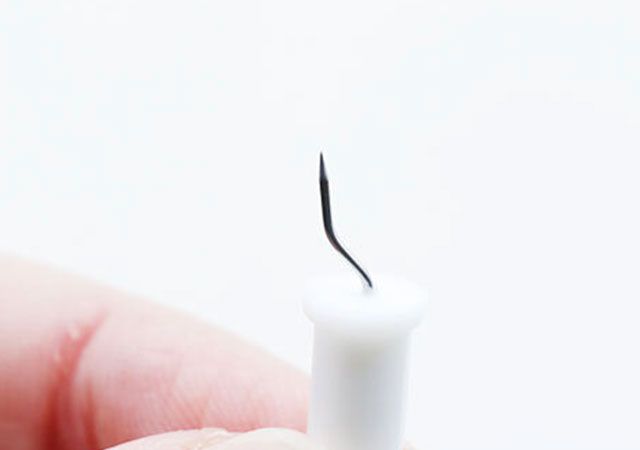 曲がってしまった針の細いプッシュピン