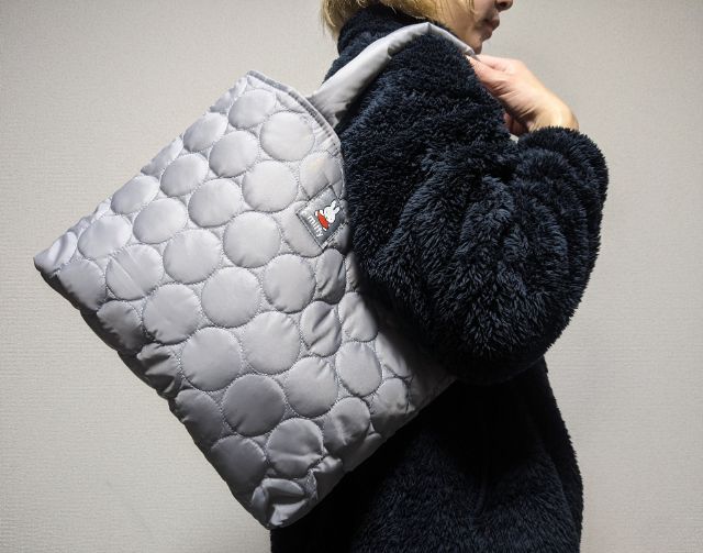 肩にかけたところ