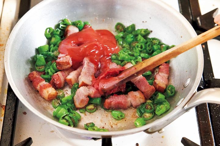 ケチャップを加える