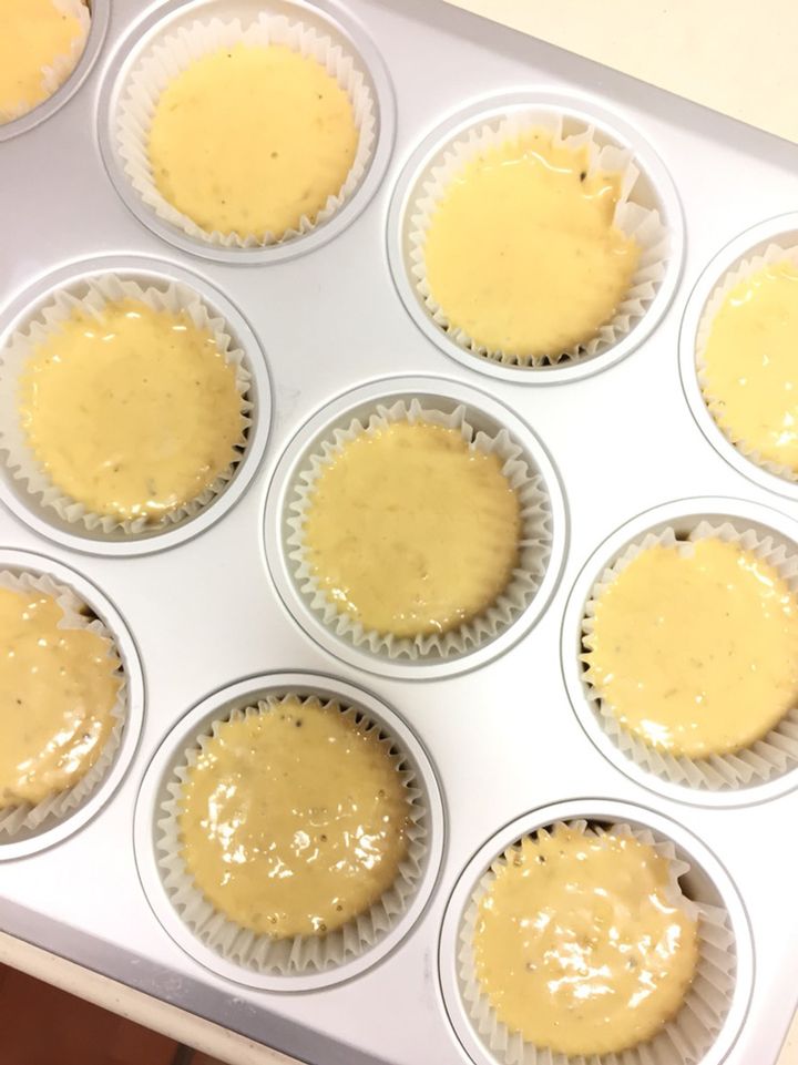 型（カップ）に分け入れて、オーブンで20分ほど焼きます