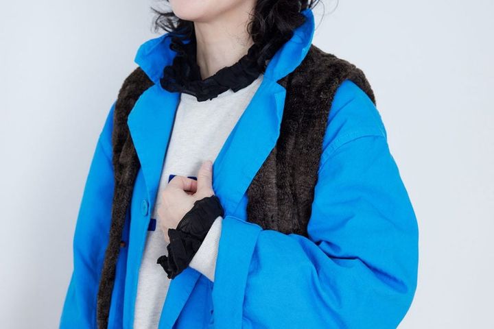 ヘアメイク 高松由佳さんの私服ファッションスナップ。ブルーのコートにブラウンのジレを重ねてメンズライクな冬コーデ