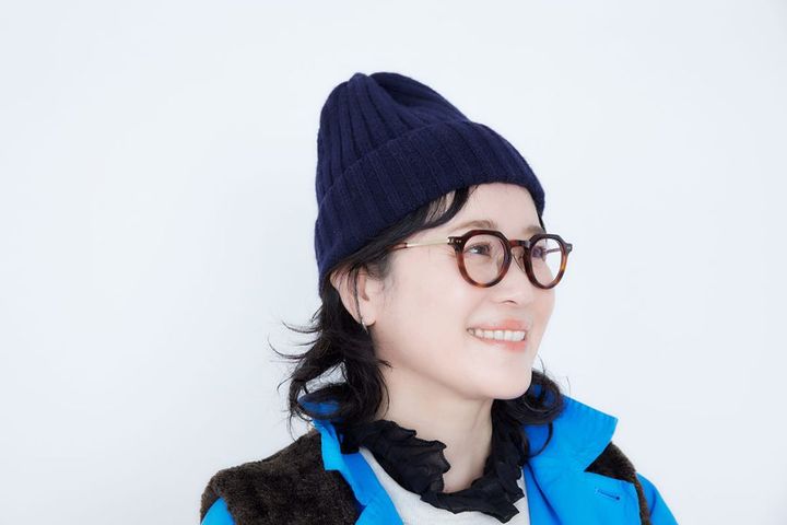 ヘアメイク 高松由佳さんの私服ファッションスナップ。ブルーのコートにブラウンのジレを重ねてメンズライクな冬コーデ