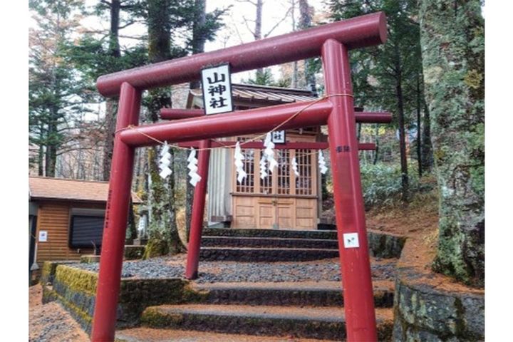 2位：新屋山神社（山梨県富士吉田市）