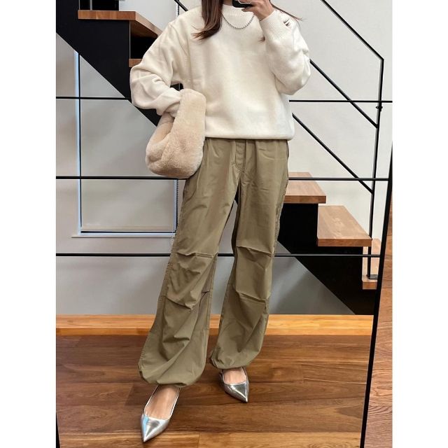 オリーブのパラシュートパンツを着用したコーデ