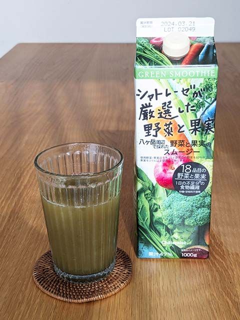 【八ヶ岳周辺で採れた 野菜と果実のスムージー1000g】がグラスに注がれた様子