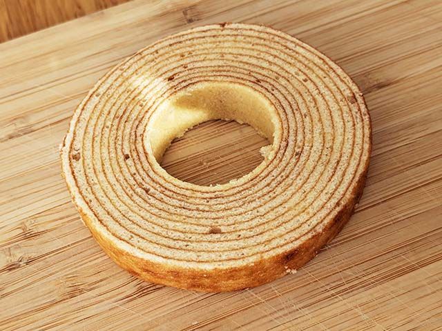 【バウムクーヘン すこやかの樹】が袋から出された様子