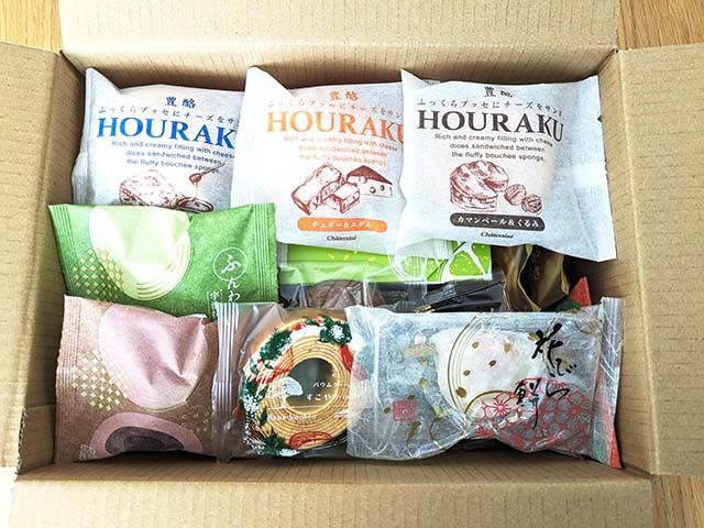 【シャトレーゼ】通販限定「迎春和洋菓子詰合せ」の入った段ボールを開けた様子