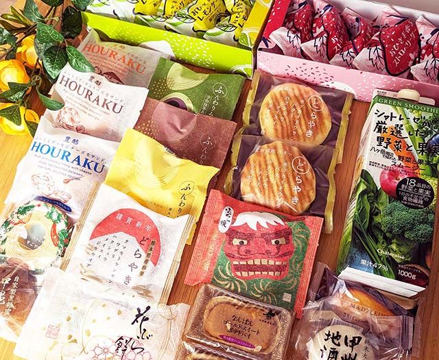 【シャトレーゼ】通販限定「迎春和洋菓子詰合せ」の商品がテーブルにずらっと並べられている様子