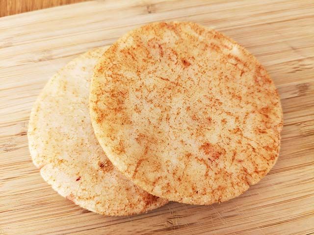 【迎春ふっくら焼 海老塩2枚入】が袋から出された様子