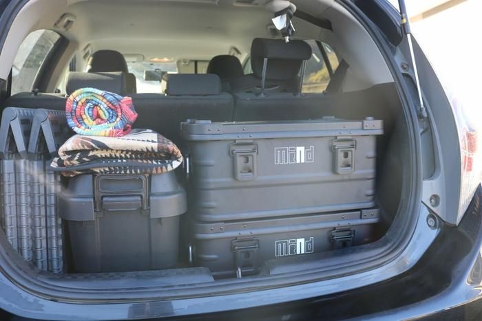 カスタムベースボックスをクルマに積んでいるところ