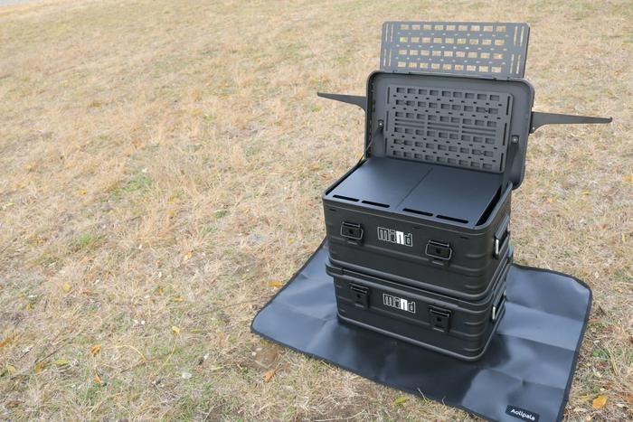 mindのアルミコンテナをスタッキングしているところ