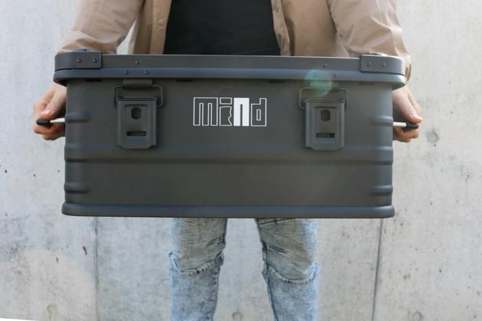 mindのカスタムベースボックスを持ち上げているところ